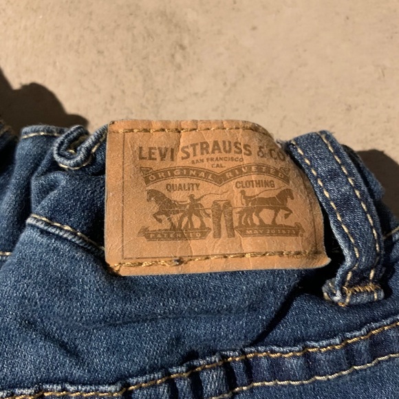 Levi’s with flower detailing - Picture 4 of 4